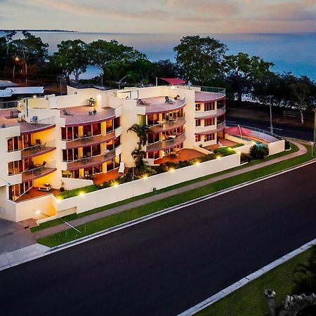 خليج هيرفي Alexander Beachfront Apartments المظهر الخارجي الصورة