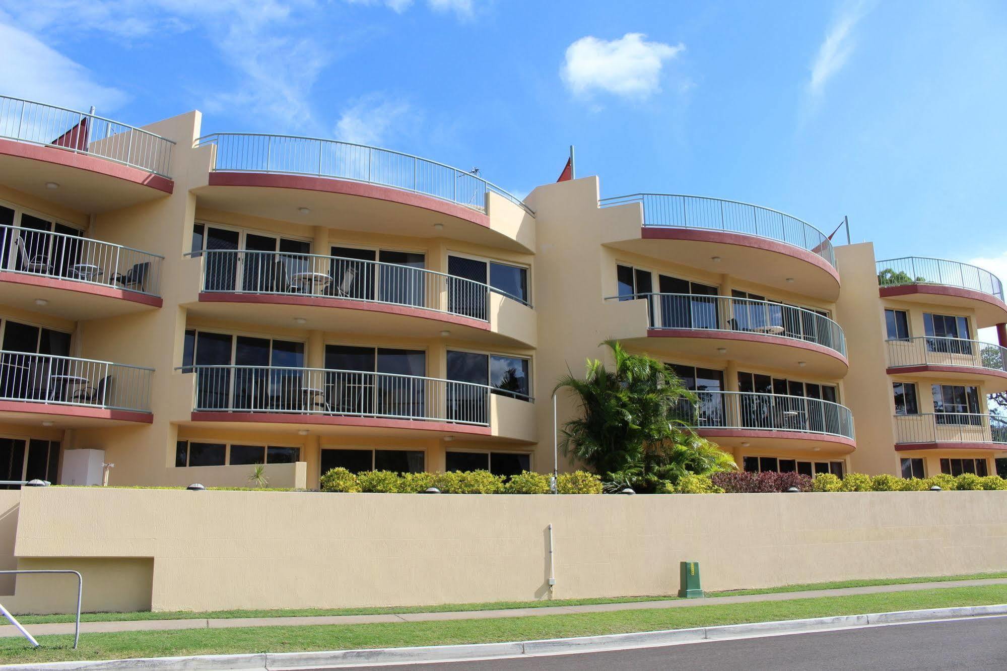 خليج هيرفي Alexander Beachfront Apartments المظهر الخارجي الصورة
