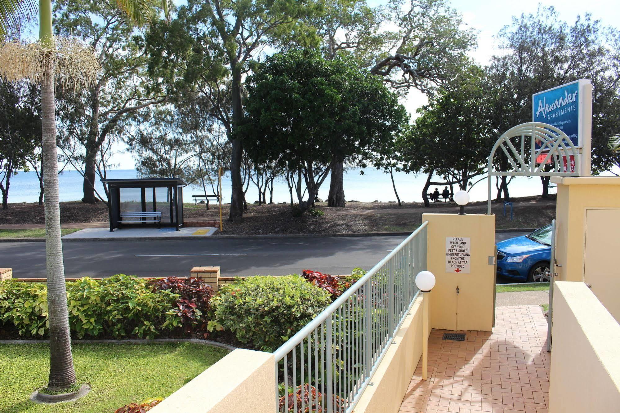 خليج هيرفي Alexander Beachfront Apartments المظهر الخارجي الصورة