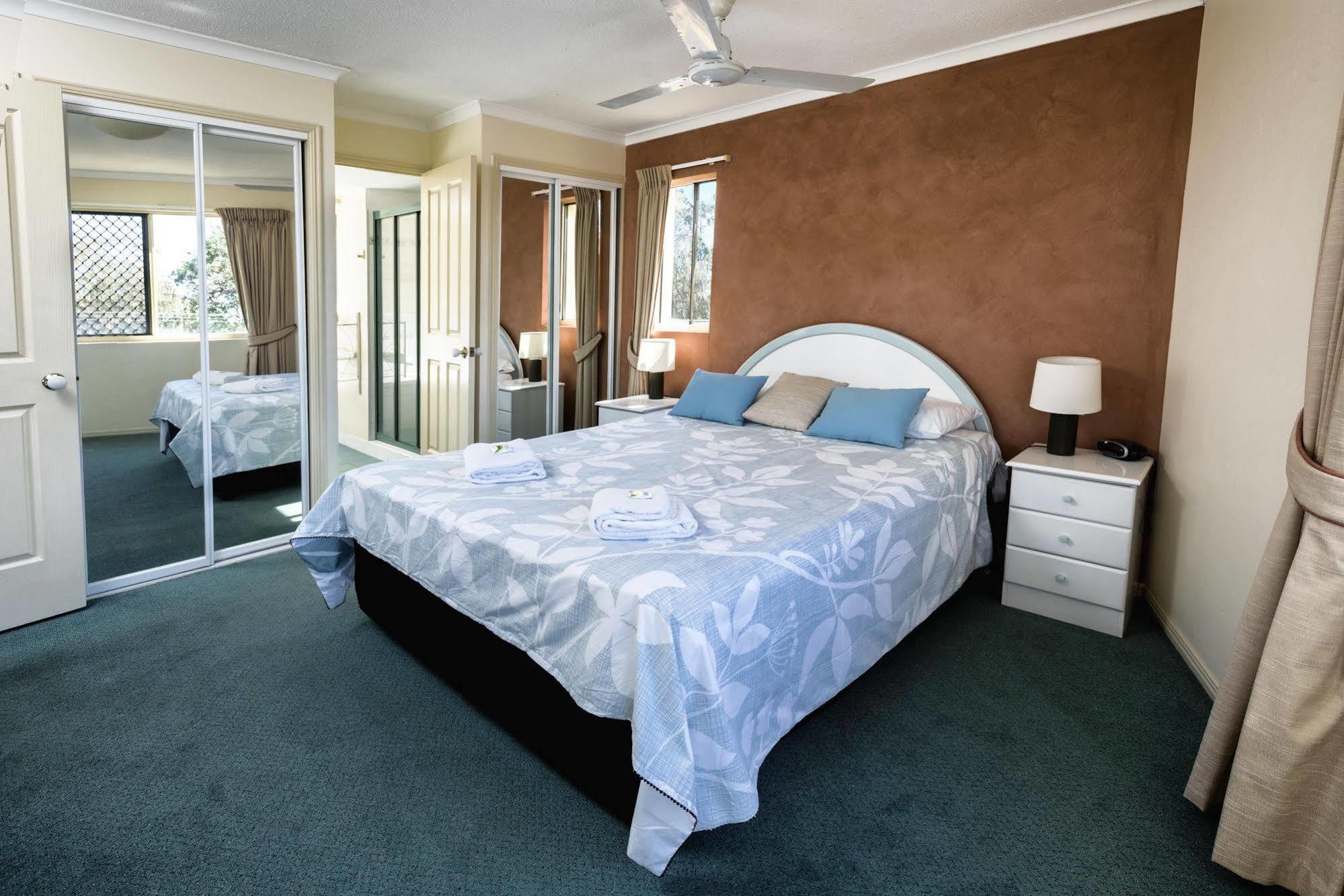 خليج هيرفي Alexander Beachfront Apartments المظهر الخارجي الصورة