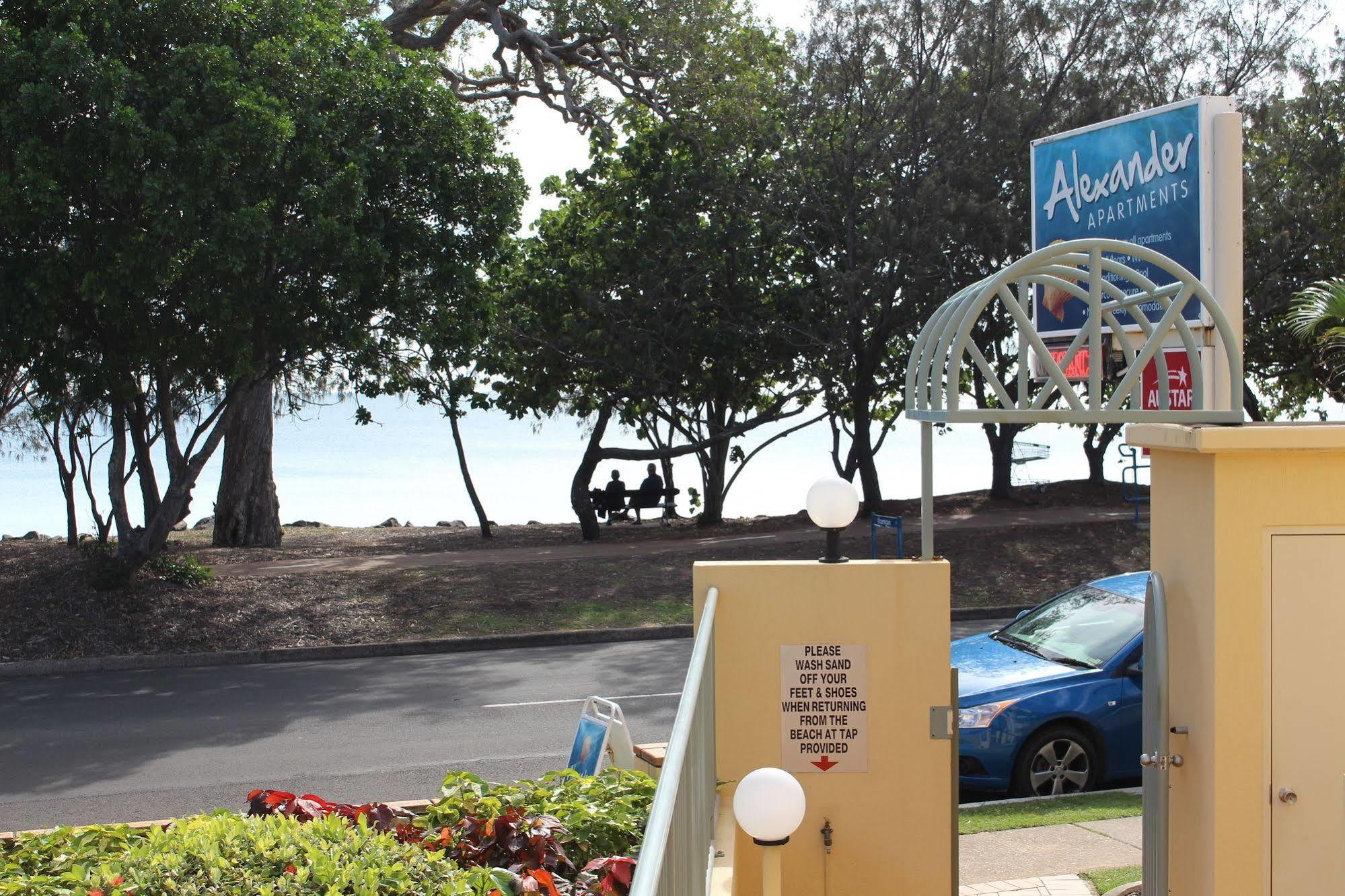 خليج هيرفي Alexander Beachfront Apartments المظهر الخارجي الصورة