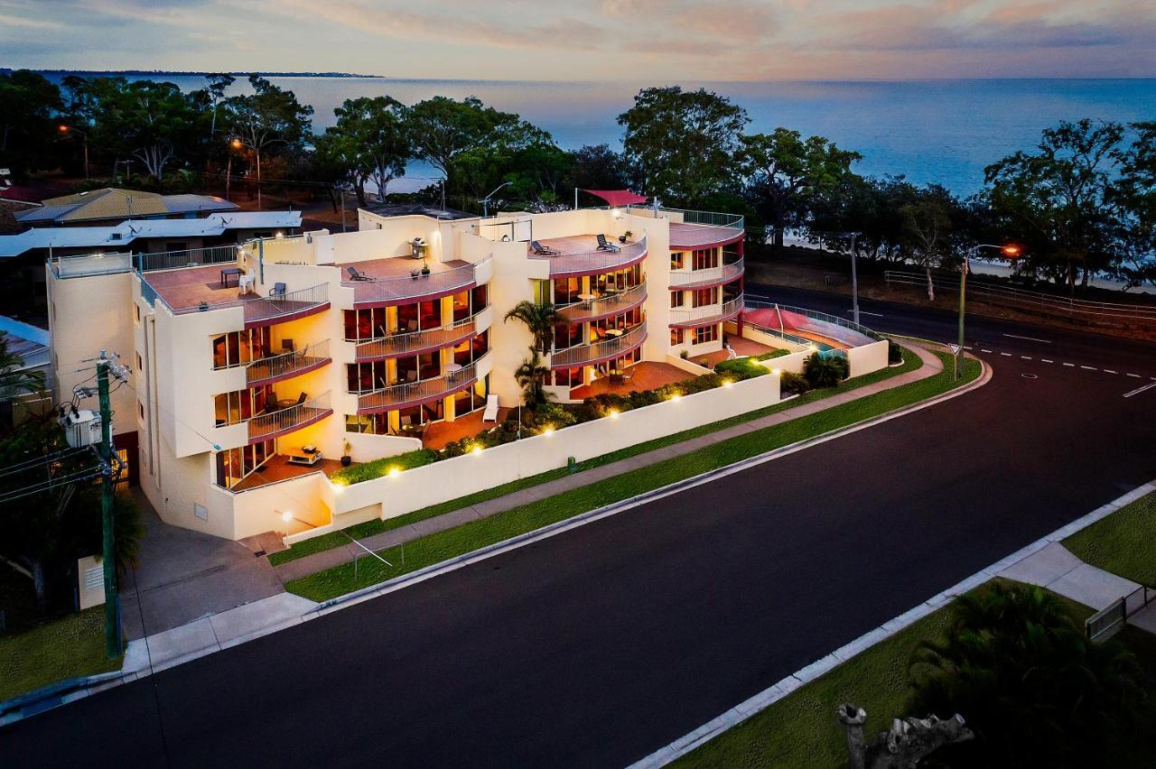 خليج هيرفي Alexander Beachfront Apartments المظهر الخارجي الصورة
