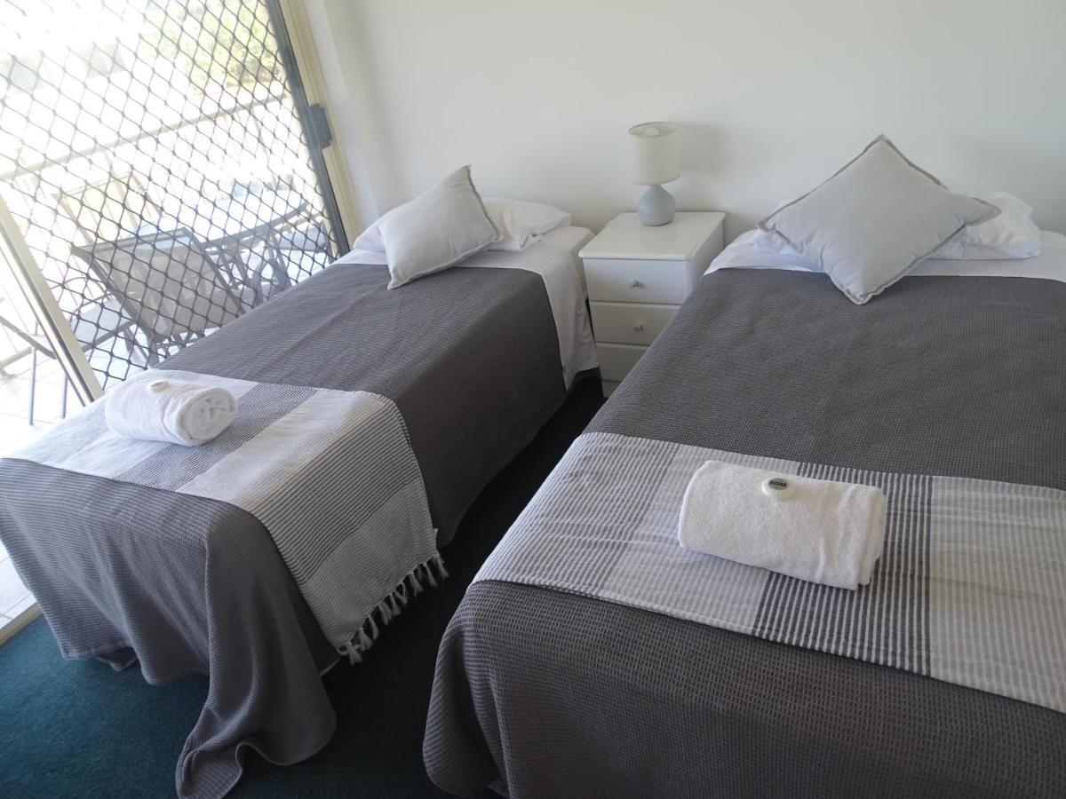 خليج هيرفي Alexander Beachfront Apartments المظهر الخارجي الصورة