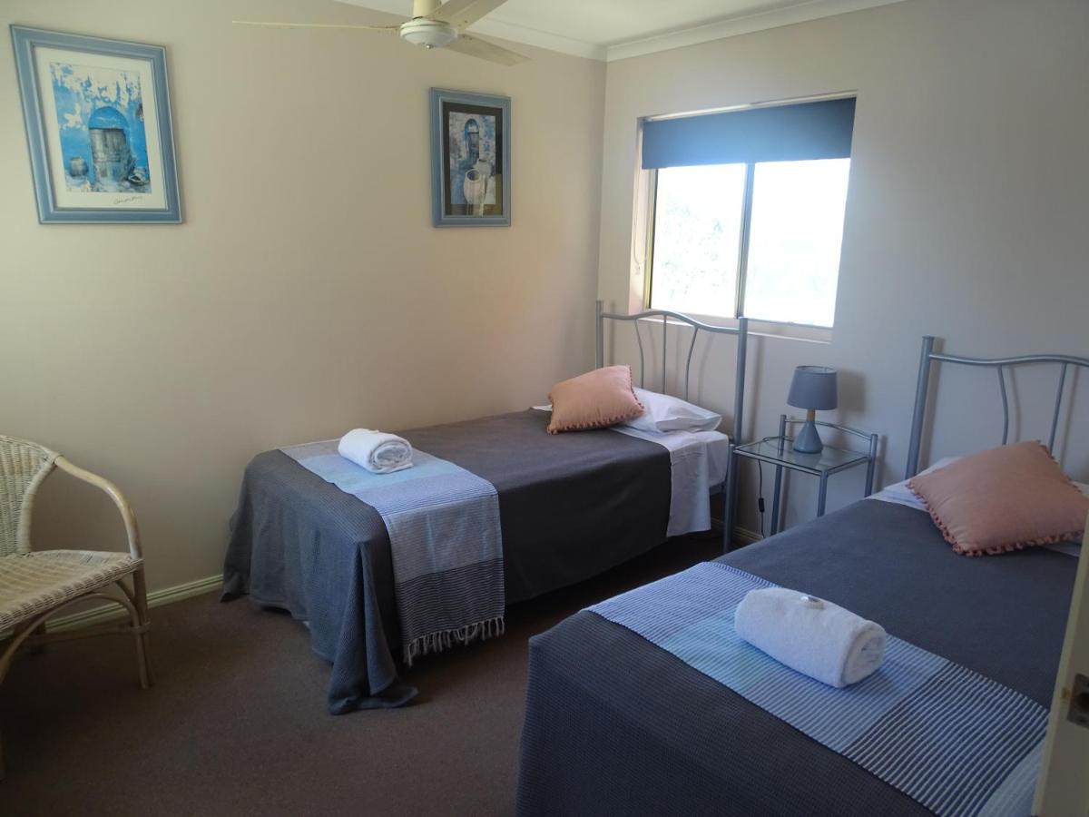 خليج هيرفي Alexander Beachfront Apartments المظهر الخارجي الصورة