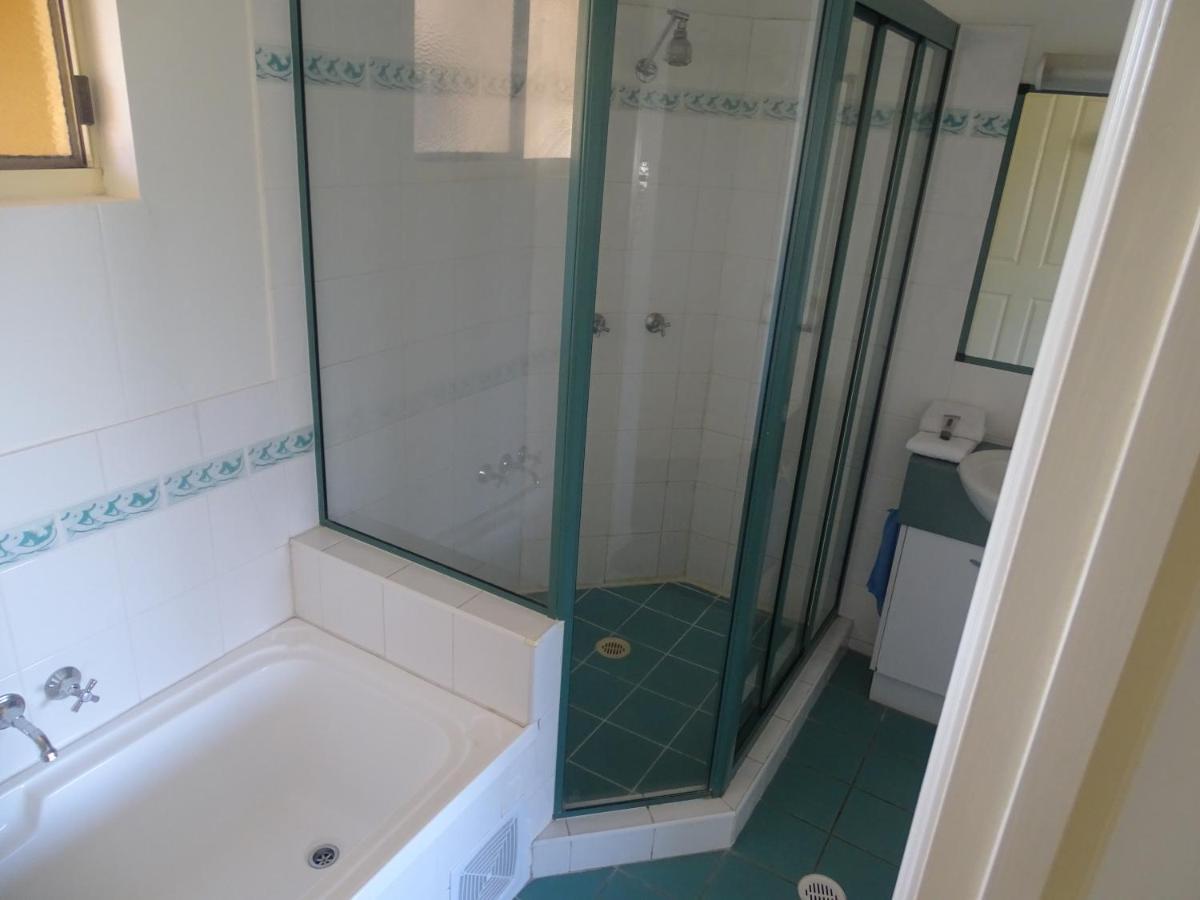 خليج هيرفي Alexander Beachfront Apartments المظهر الخارجي الصورة