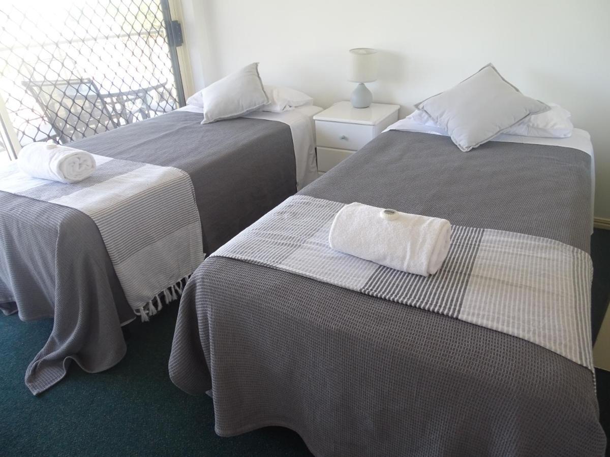 خليج هيرفي Alexander Beachfront Apartments المظهر الخارجي الصورة
