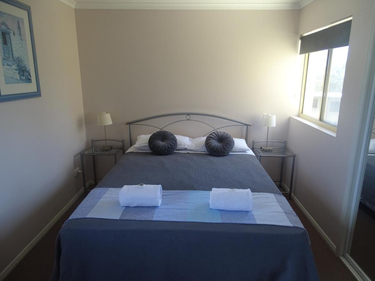 خليج هيرفي Alexander Beachfront Apartments المظهر الخارجي الصورة